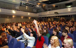 Зрители в зале. Фото с сатйа www.vvsu.ru