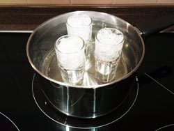 Третий этап создания гелевых свечей - нагревание на водяной бане, растворение геля Третий этап создания гелевых свечей - нагревание на водяной бане, растворение геля