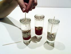 Четвёртый этап изготовления гелевых свечек - опускание фителя Четвёртый этап изготовления гелевых свечек - опускание фителя