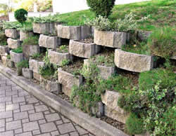 Дизайн садового участка - подпорная стенка